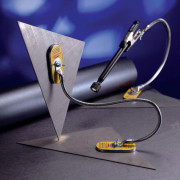 STRONGHAND Гъвкав магнит с 2 плоски подложки и щипка